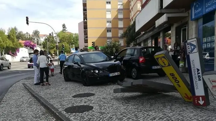 Despista-se contra dois carros na Calçada do Monte em Santarém Despista-se contra dois carros na Calçada do Monte em Santarém
