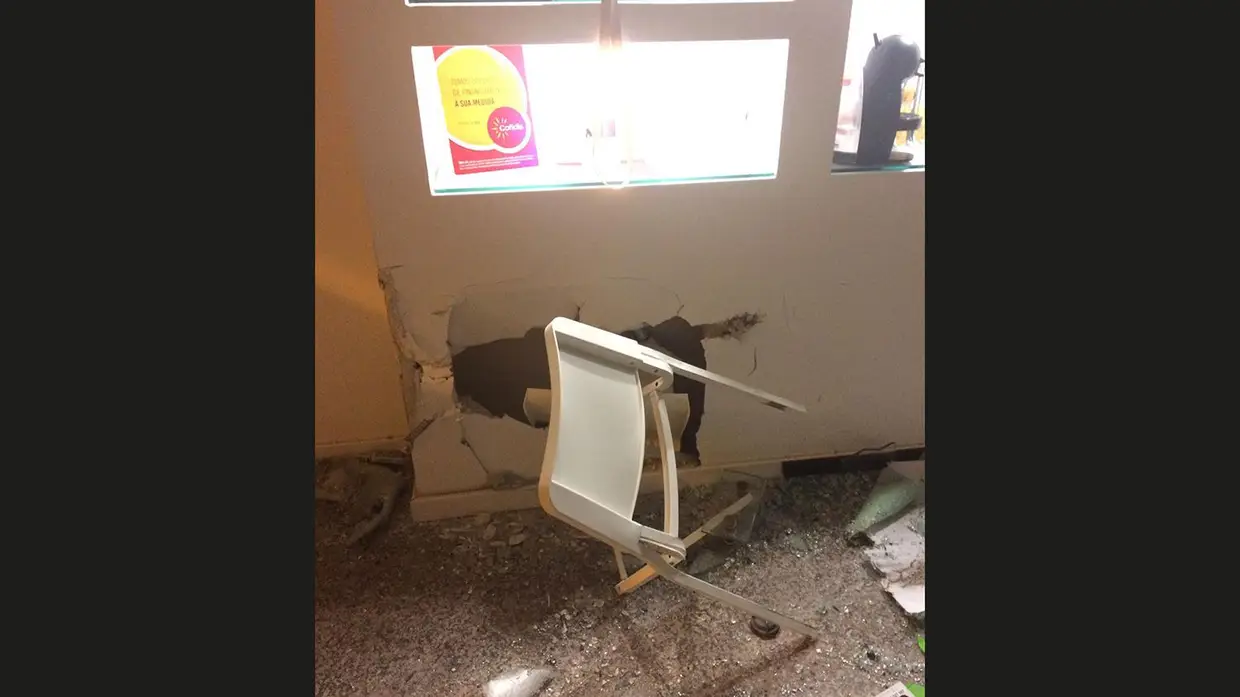 Imagens do carro que destruiu loja em Santarém
