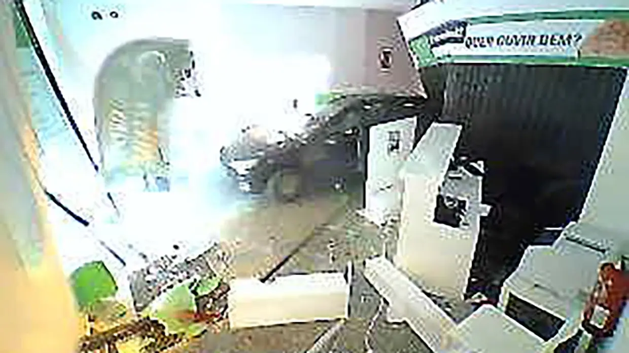 Imagens do carro que destruiu loja em Santarém