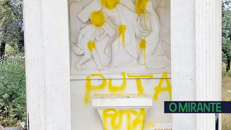 Capelas da Via Sacra dos Valinhos vandalizadas Capelas da Via Sacra dos Valinhos vandalizadas
