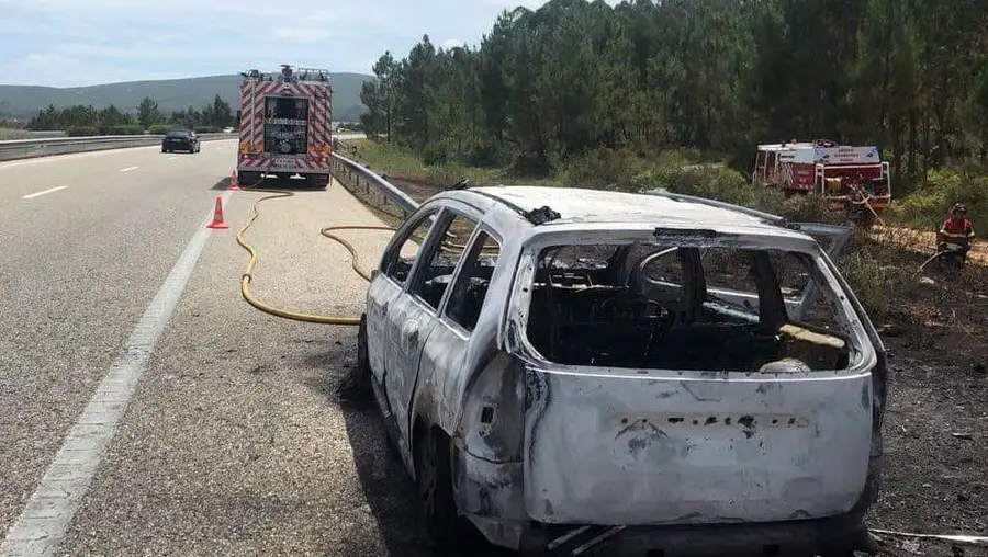 Incêndio em viatura alastra à vegetação da auto-estrada em Fátima Incêndio em viatura alastra à vegetação da auto-estrada em Fátima