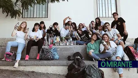Cerca de vinte jovens Cerca de vinte jovens