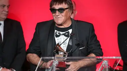 José Cid recebe Grammy e promete continuar a cantar canções de amor e ternura José Cid recebe Grammy e promete continuar a cantar canções de amor e ternura