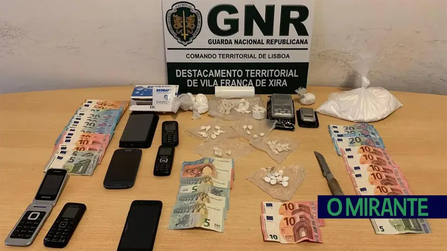 Três detidos por tráfico de droga em duas freguesias de Vila Franca de Xira Três detidos por tráfico de droga em duas freguesias de Vila Franca de Xira