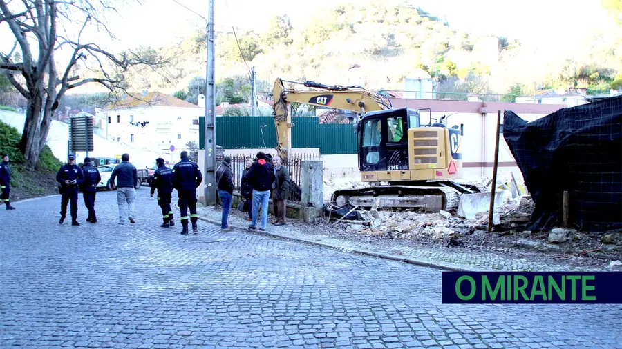 Menos uma casa velha na Ribeira de Santarém Menos uma casa velha na Ribeira de Santarém