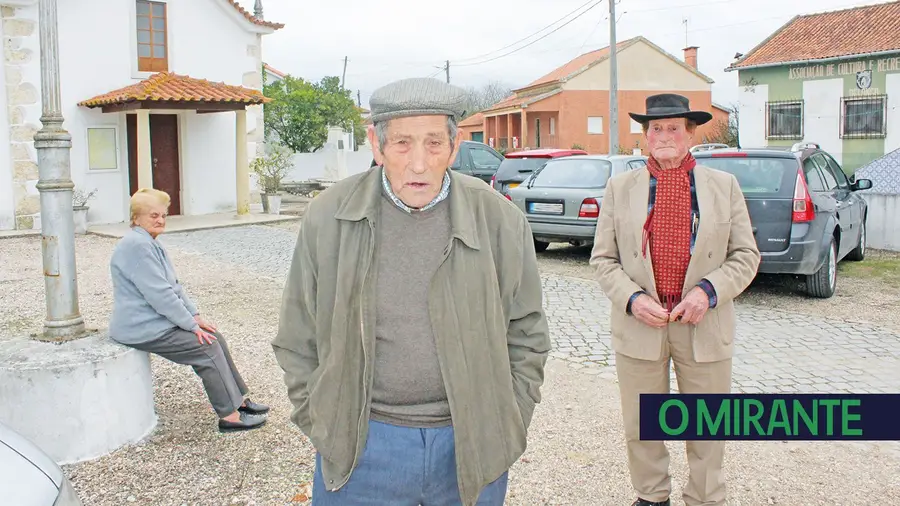 Padre e população de Delongo de costas voltadas por causa de uma fogueira Padre e população de Delongo de costas voltadas por causa de uma fogueira