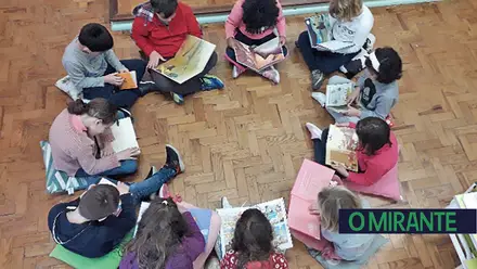 Visita de um ex-aluno à escola da Parreira e a sua oferta de livros Visita de um ex-aluno à escola da Parreira e a sua oferta de livros