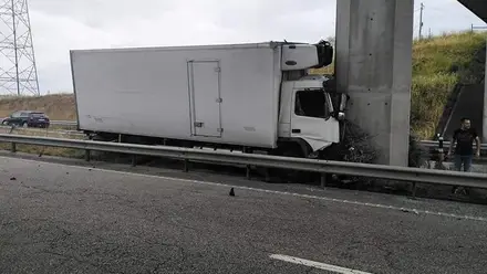 Pesado embate em pilar de viaduto na A23 em Meia Via e faz um ferido Pesado embate em pilar de viaduto na A23 em Meia Via e faz um ferido