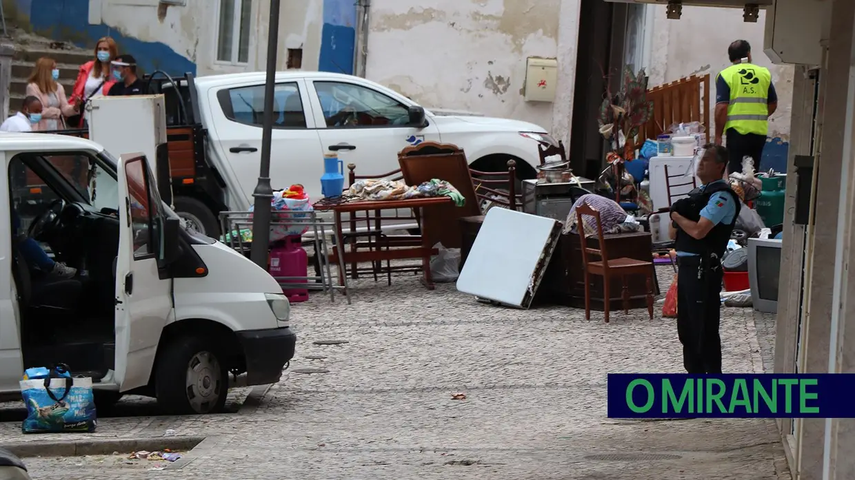 Desocupação de casa degradada no centro histórico de Santarém