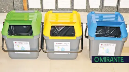 Não deve haver recolha porta a porta para quem tem ecoponto à porta Não deve haver recolha porta a porta para quem tem ecoponto à porta