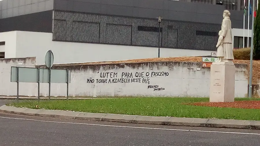 Mural de homenagem a Bernardo Santareno gera polémica em Santarém Mural de homenagem a Bernardo Santareno gera polémica em Santarém