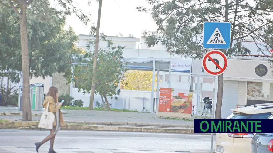 Olhar para um lado e para o outro? Olhar para um lado e para o outro?