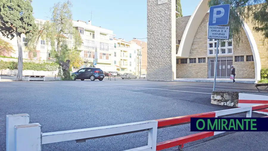 Padre da Póvoa de Santa Iria fechou estacionamento da igreja e o povo não gostou Padre da Póvoa de Santa Iria fechou estacionamento da igreja e o povo não gostou