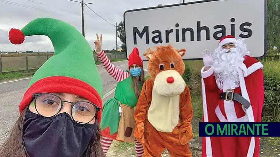 O Pai Natal comandou uma comitiva de duendes O Pai Natal comandou uma comitiva de duendes