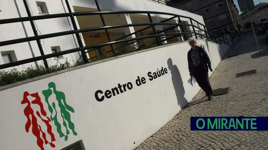 Utentes desesperam para marcar consultas no Centro de Saúde de Benavente Utentes desesperam para marcar consultas no Centro de Saúde de Benavente