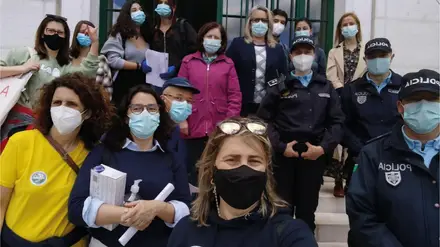 Um grupo de alunos e professores do Agrupamento de Escolas Sá da Bandeira Um grupo de alunos e professores do Agrupamento de Escolas Sá da Bandeira