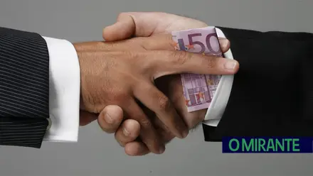 Mais de 40% dos portugueses diz que corrupção está a aumentar Mais de 40% dos portugueses diz que corrupção está a aumentar
