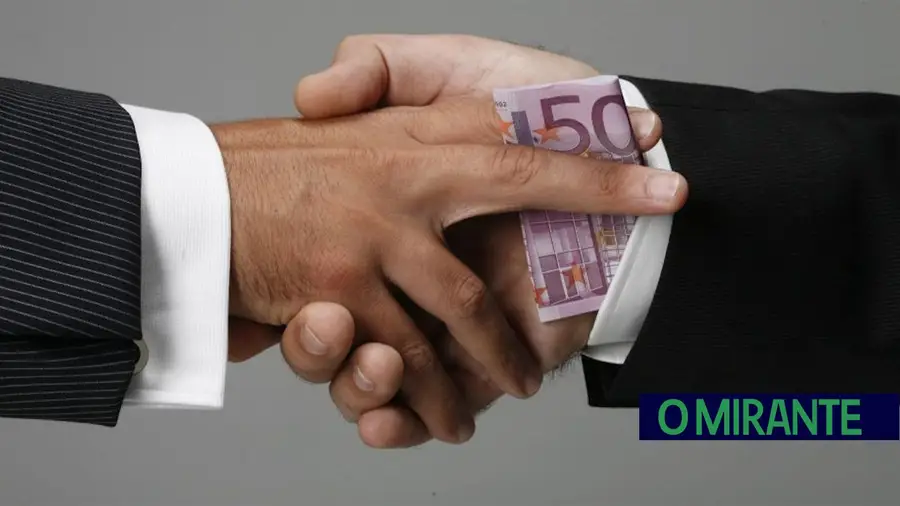 Mais de 40% dos portugueses diz que corrupção está a aumentar Mais de 40% dos portugueses diz que corrupção está a aumentar