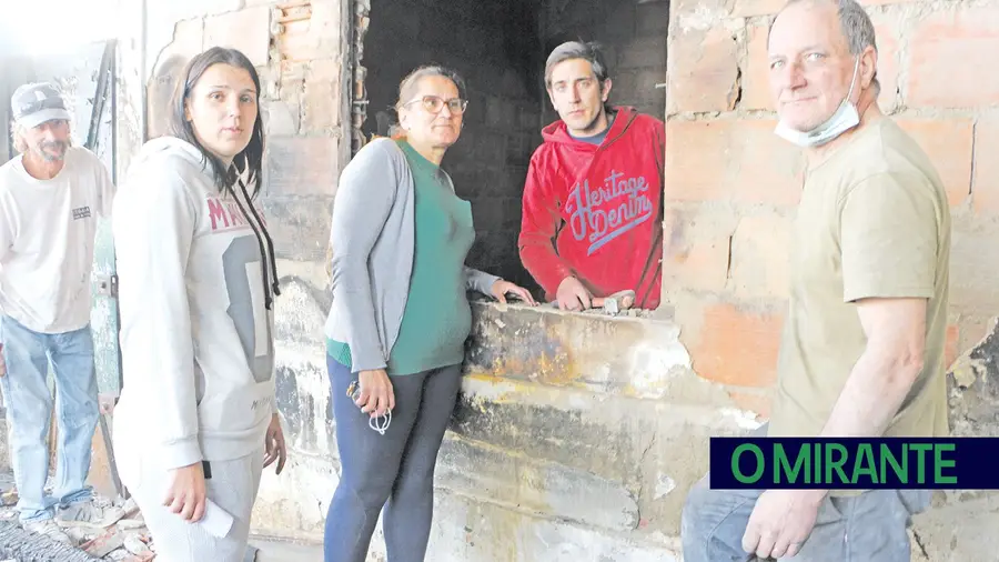 Família que perdeu tudo num incêndio tenta recomeçar do zero Família que perdeu tudo num incêndio tenta recomeçar do zero