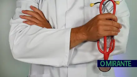 Covid-19: Diploma que altera medidas prolonga contratação de médicos aposentados Covid-19: Diploma que altera medidas prolonga contratação de médicos aposentados