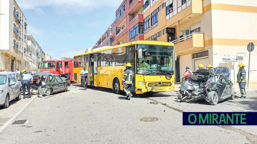 O Mirante Motorista De Autocarro Que Destruiu Dois Carros Em Vialonga