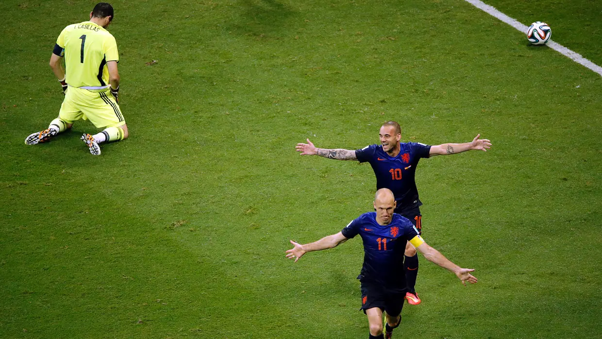 Poucos esperavam a hecatombe que foi a estreia da campeã mundial em título no Campeonato do Mundo do Brasil. "La Roja" foi humilhada pela "laranja mecânica" por uns expressivos 5-1. Um adeus prematuro à Copa, consumado em nova derrota (2-0) frente ao Chile.