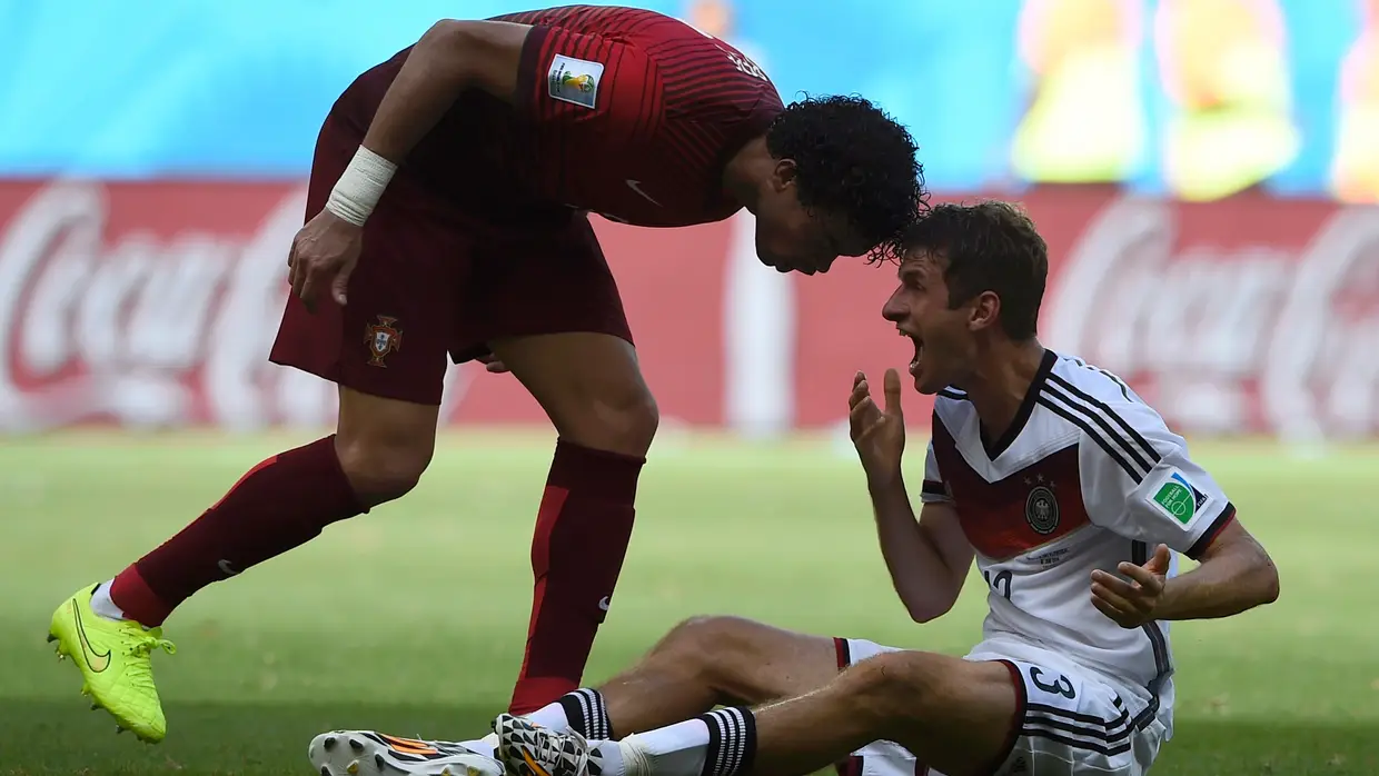 O encosto de Pepe a Thomas Müller é bem representativo daquilo que foi a campanha portuguesa no Mundial do Brasil. O central acabou expulso e Portugal vergado por 4-0 pela "Mannschaft". De pouco serviram o empate frente aos Estados Unidos e a vitória sobre o Gana.