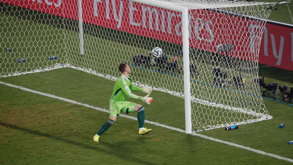 Um tremendo "frango" a abrir o grupo H, no empate a um golo entre Rússia e Coreia do Sul. Akinfeev ficou muito mal na fotografia, deixando escapar uma bola que vinha sem qualquer ameaça. Kherzakov evitou males maiores, empatando o encontro, mas a Rússia não foi, ainda assim, além da fase de grupos.
