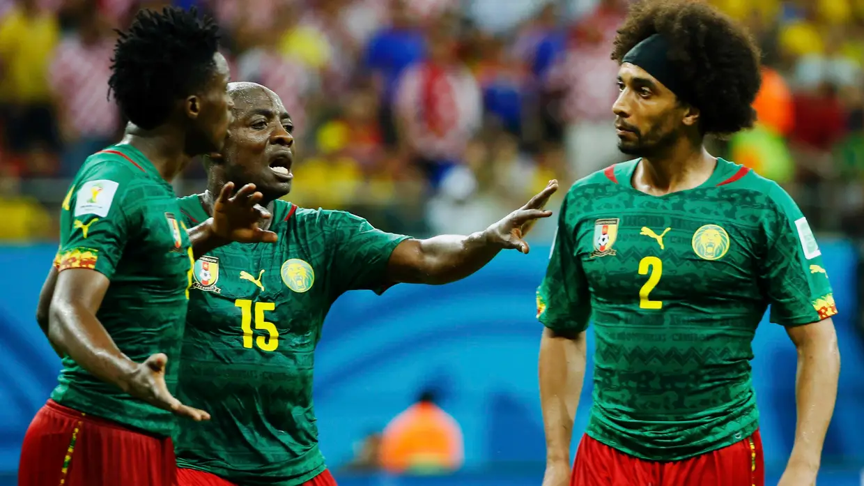 De cabeça perdida, Benjamin Mokandjo e Assou-Ekotto, durante a goleada sofrida pelos Camarões (4-0) aos pés da Croácia. Os dois jogadores ainda estiveram de cabeça encostada, acabando por ser separados pelo colega de equipa, Pierre Webo.