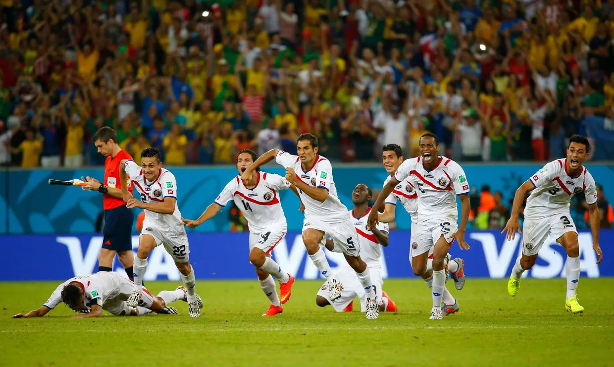 A Costa Rica foi, sem dúvida, uma das maiores surpresas deste Mundial. A seleção centro-americana apurou-se num grupo em que tinha três campeões do mundo como adversários (Uruguai, Itália e Inglaterra), em 1º lugar, com duas vitórias e um empate. Nos oitavos-de-final, chegou um dos momentos mais altos para os costa-riquenhos: o inédito apuramento para os quartos-de-final, no desempate por grandes penalidades, frente à Grécia. Foi também, e apenas na lotaria dos penáltis, que a Costa Rica caiu, frente à Holanda, nos "quartos".