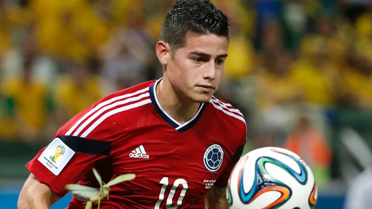 Um encontro pouco casual entre o melhor marcador do Mundial, James Rodríguez (6 golos) e um gafanhoto.