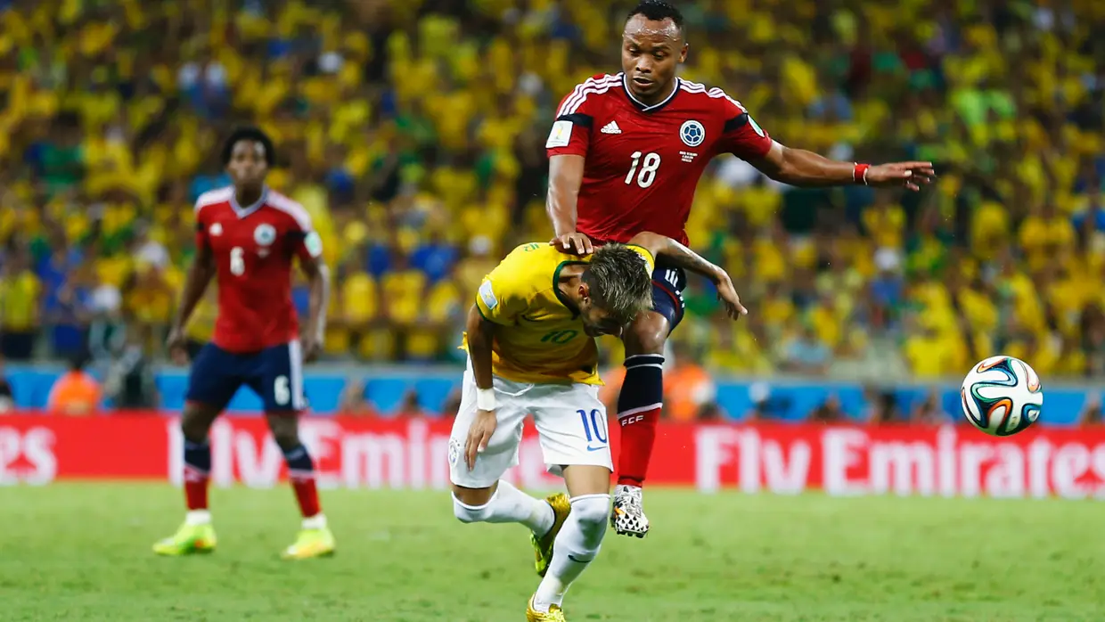 O adeus de Neymar ao Mundial. Uma entrada de joelhos de Juan Zuñiga sobre o avançado brasileiro, que fraturou uma vértebra. Encontro dos quartos-de-final, em que o Brasil derrotou a Colômbia por 2-1.
