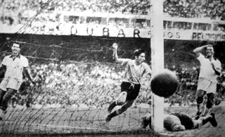 No Brasil'50, o campeão mundial era decidido numa fase de grupos. No último jogo, a canarinha, a jogar num Maracanã a rebentar pelas costuras, precisava apenas de um empate para conquistar o troféu. O Brasil até entrou melhor mas golos de Schiaffino e Ghiggia (na imagem) estragaram a festa brasileira e deram o segundo título mundial ao Uruguai. Um "Maracanazo" que surpreendeu o mundo e deixou os brasileiros em estado de choque