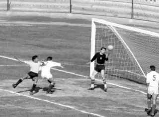 Instantes de um jogo da fase de grupos do Chile'62 entre a Jugoslávia e o Uruguai, que os jugoslavos venceram por 3-1 (AP)