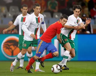 A única vez em que ocorreu um duelo ibérico em Mundiais foi no África do Sul'2010. Na altura, os espanhóis levaram a melhor (1-0), com um golo de David Villa, e seguiram para os quartos de final de um campeonato do mundo que viriam a conquistar