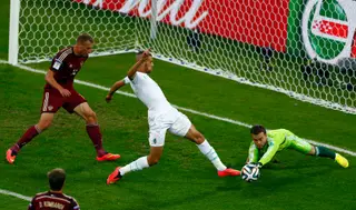 Akinfeev em ação frente à Argélia na fase de grupos do Brasil'2014, jogo que terminou empatado a um golo