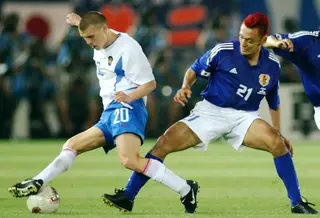 O russo Marat Izmailov, ex-jogador de Sporting e FC Porto, em ação durante o encontro frente ao Japão, referente ao grupo H do Mundial 2002. Um duelo que os russos perderam por 1-0