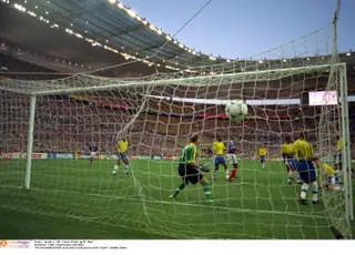 Na final de Paris (a última em que os franceses foram felizes), um bis de Zidane e um golo de Emmanuel Petit selaram um triunfo tranquilo sobre o Brasil