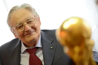 Silvio Gazzaniga contempla a sua criação