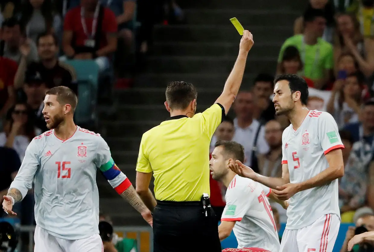 Sergio Busquets leva amarelo