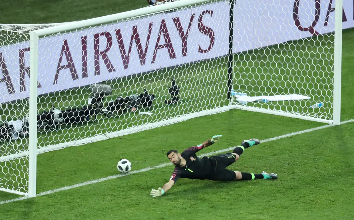 Rui Patrício não consegue segurar o forte remate de Nacho e Espanha fica à frente do marcador
