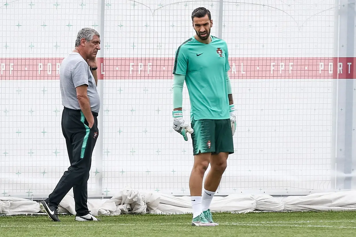 O treinador da seleção portuguesa Fernando Santos e o guarda-redes Rui Patrício.