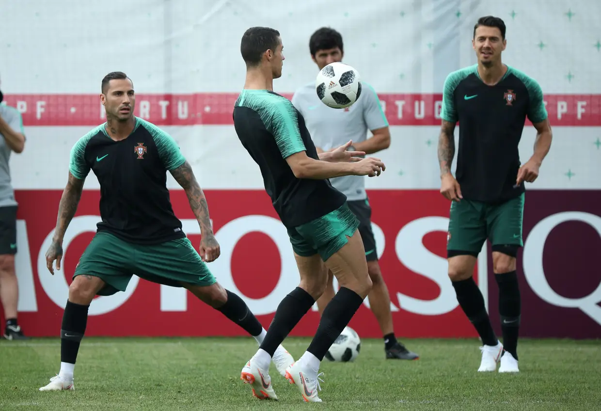 Cristiano Ronaldo com a bola.
