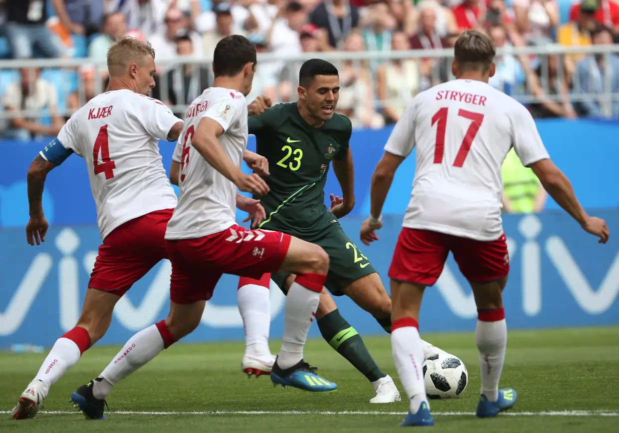 Tom Rogic cercado pelos jogadores da Dinamarca