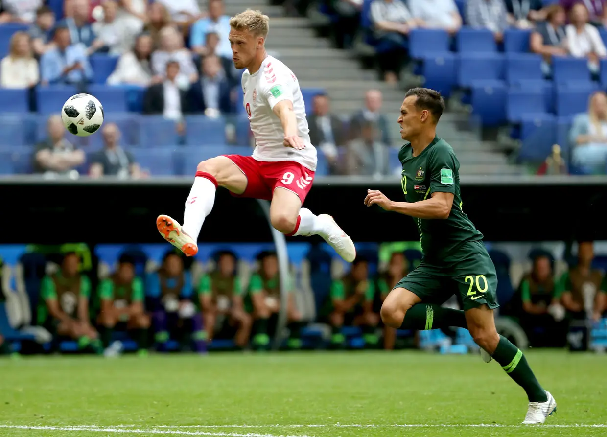 Trent Sainsbury da Austrália e Nicolai Jorgensen da Dinamarca