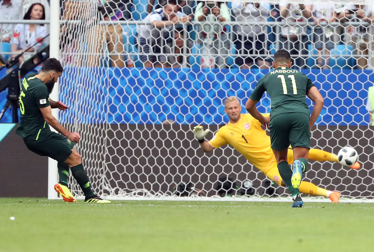 Australiano Mile Jedinak marca penálti e empata o jogo