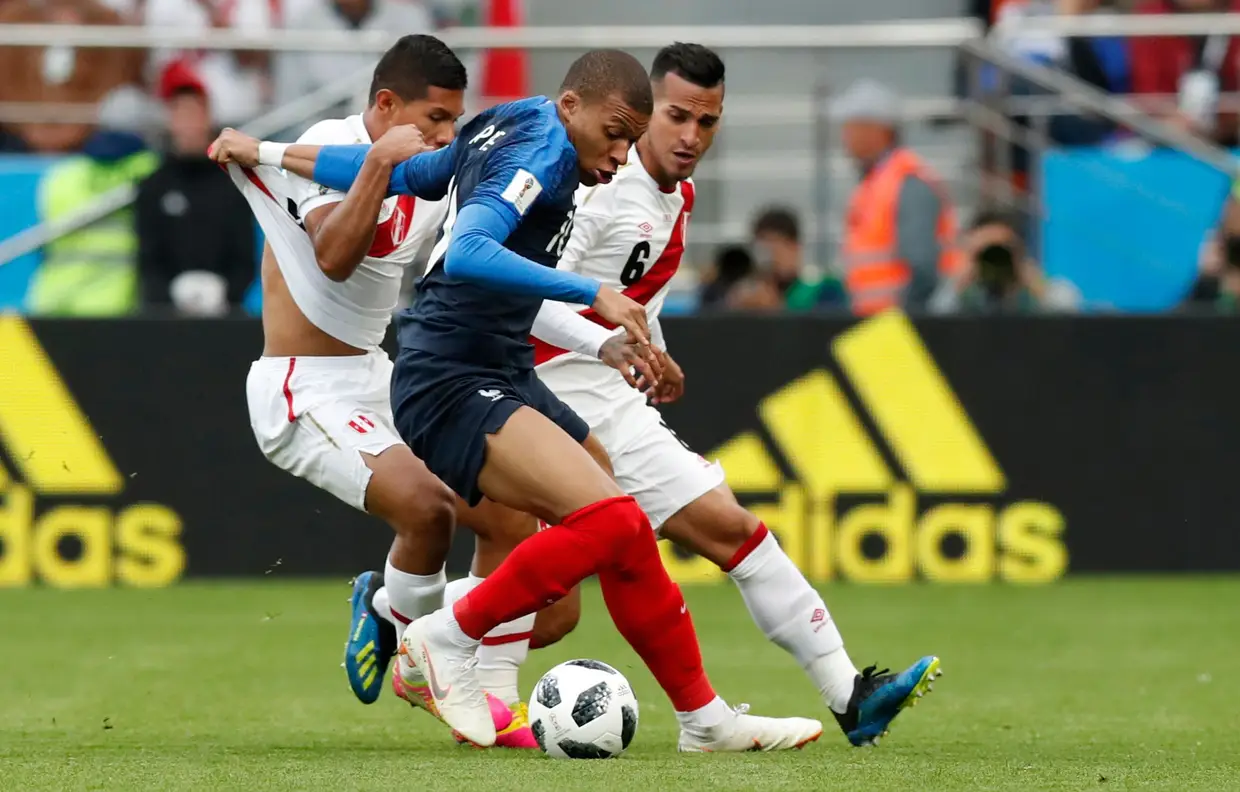 Francês Kylian Mbappe pressionado pelos peruanos