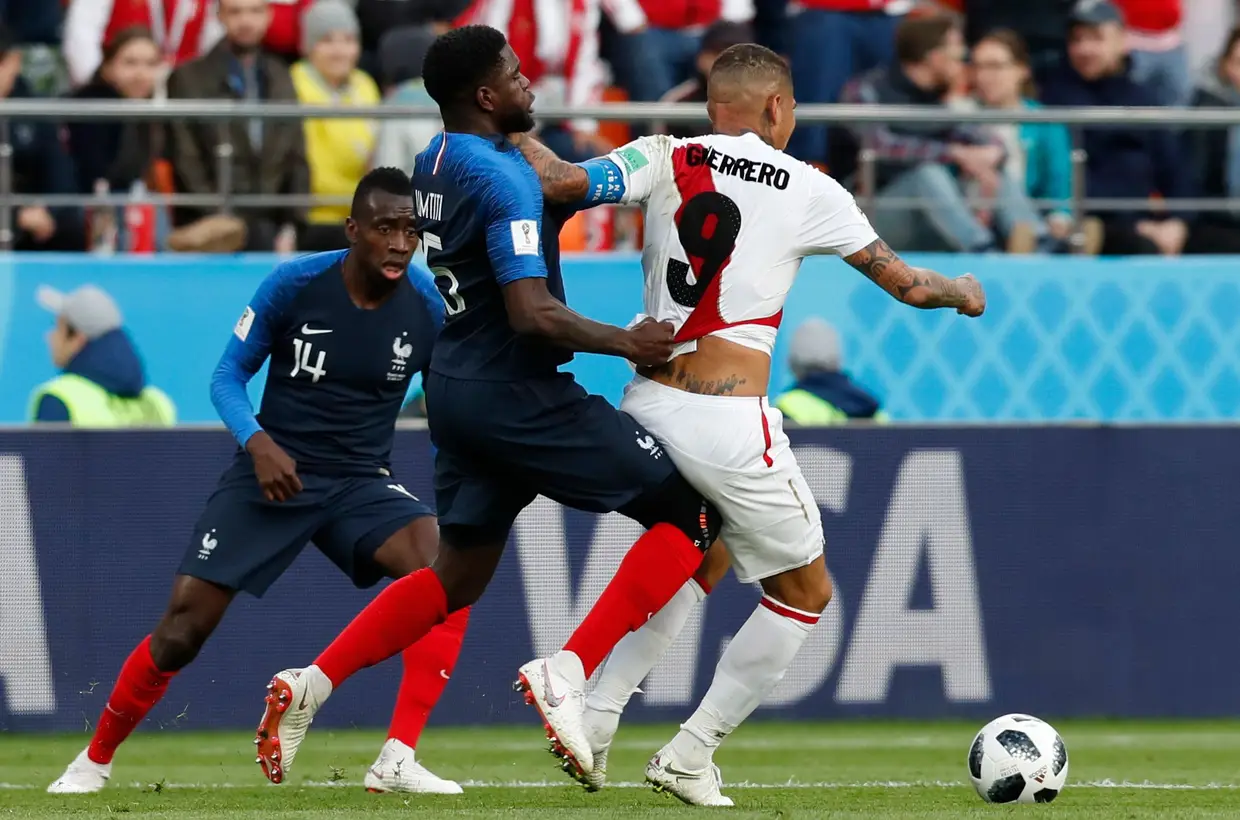 Francês Samuel Umtiti agarra Paolo Guerrero do Peru