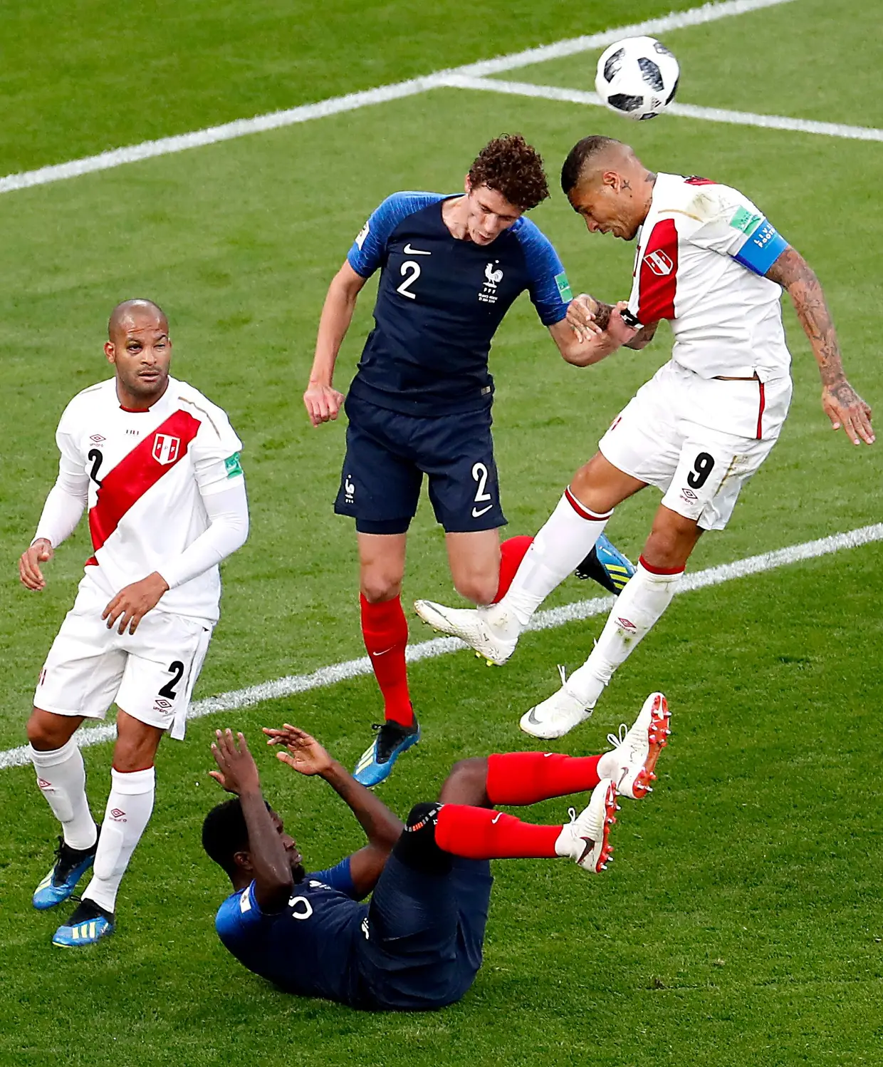 Bola disputado pelo francês Benjamin Pavard e o peruano Paolo Guerrero
