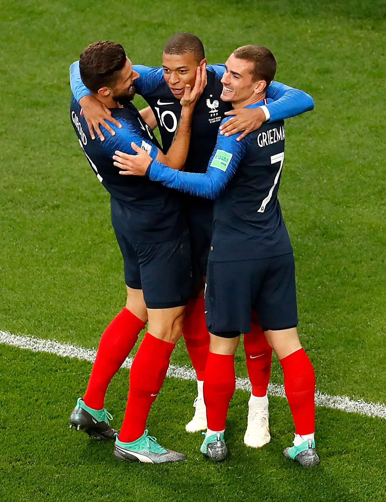 Olivier Giroud, Kylian Mbappe e Antoine Griezmann festejam o golo
